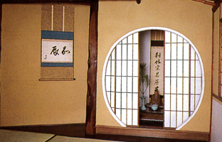 Alcove and Rikyu sculpture with circular window of Sodo