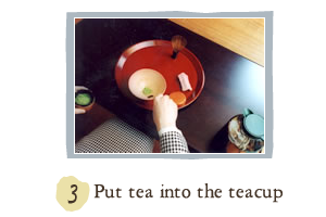Put tea into the teacup 